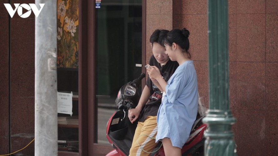 hanoi restaurants set up ‘shields’ to prevent covid-19 hinh 12