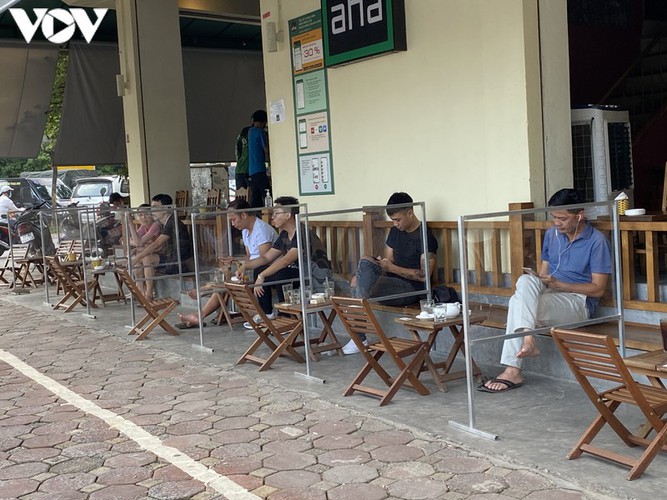 hanoi restaurants set up ‘shields’ to prevent covid-19 hinh 1