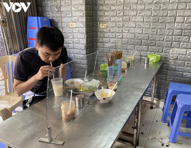 hanoi restaurants set up ‘shields’ to prevent covid-19 hinh 2