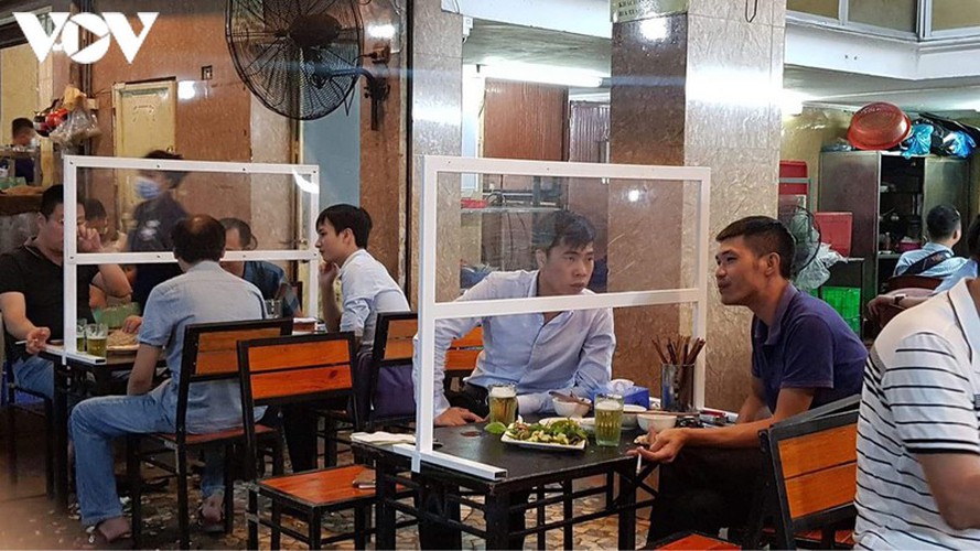 hanoi restaurants set up ‘shields’ to prevent covid-19 hinh 3