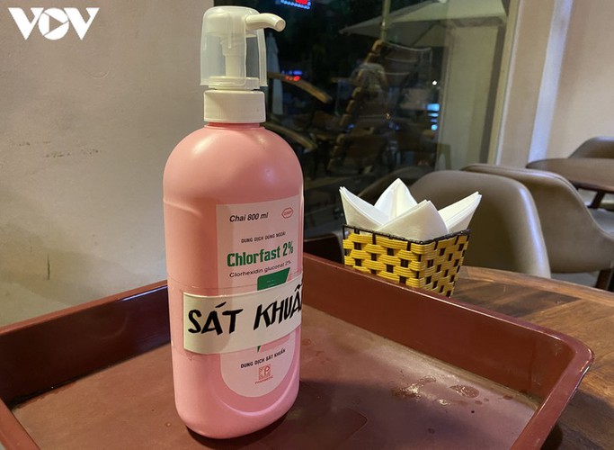 hanoi restaurants set up ‘shields’ to prevent covid-19 hinh 4