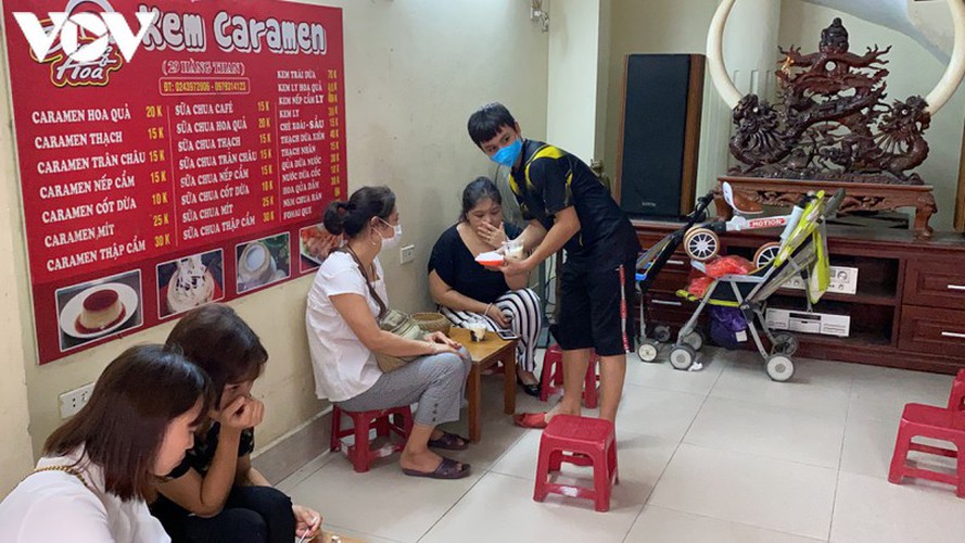 hanoi restaurants set up ‘shields’ to prevent covid-19 hinh 6