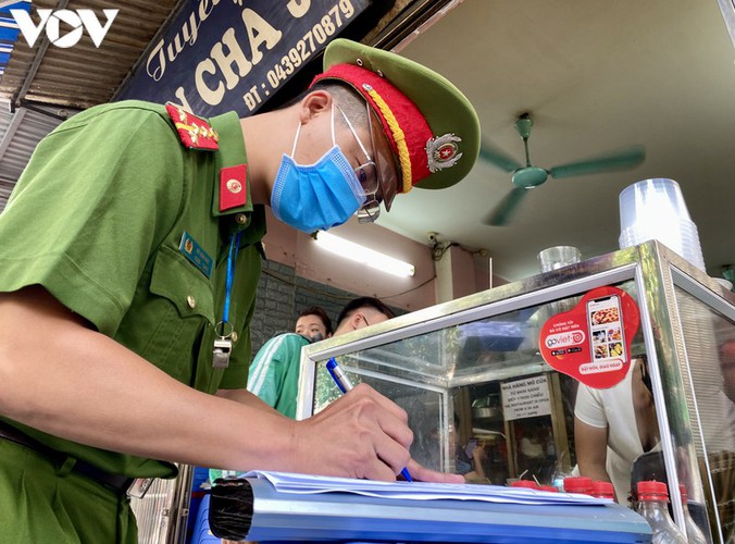 hanoi restaurants set up ‘shields’ to prevent covid-19 hinh 9