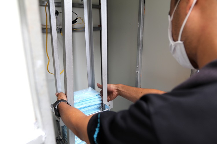 first face mask atm comes into operation in hanoi hinh 9