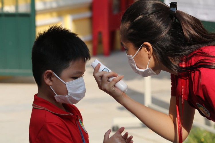 students in hanoi head back to school on september 1 hinh 2