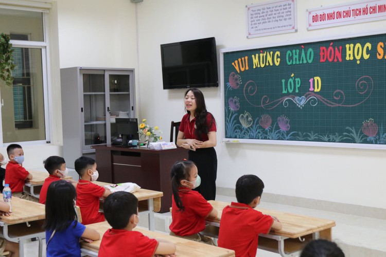 students in hanoi head back to school on september 1 hinh 10