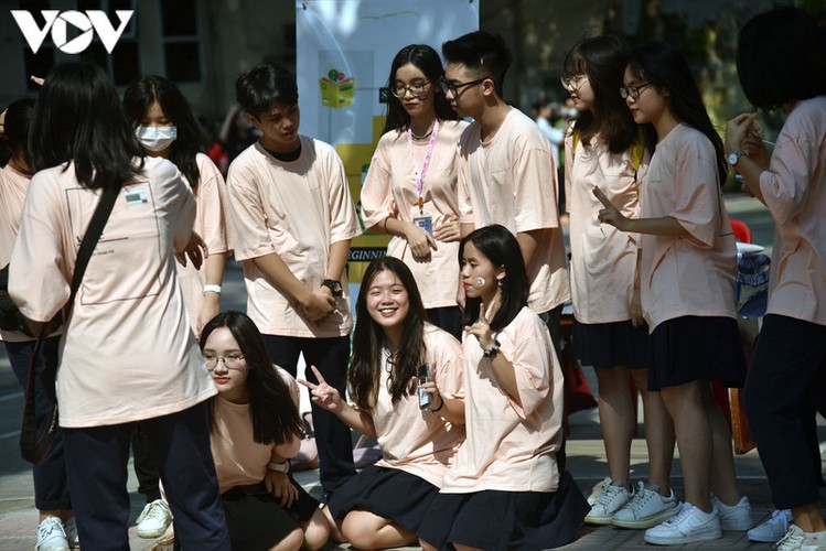 students in hanoi head back to school on september 1 hinh 11