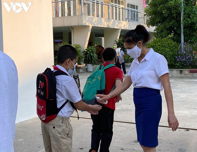 students in hanoi head back to school on september 1 hinh 16