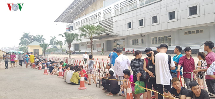 fans queue all night to secure tickets for myanmar clash hinh 1
