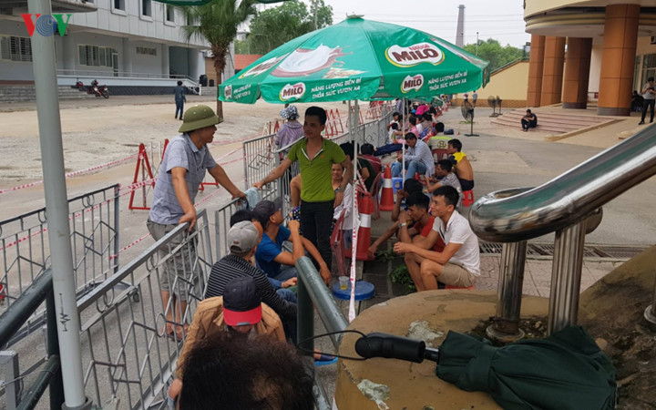 fans queue all night to secure tickets for myanmar clash hinh 2