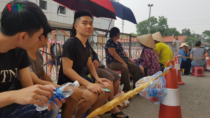 fans queue all night to secure tickets for myanmar clash hinh 6