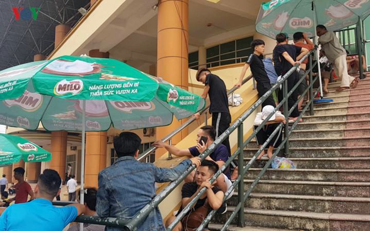 fans queue all night to secure tickets for myanmar clash hinh 8