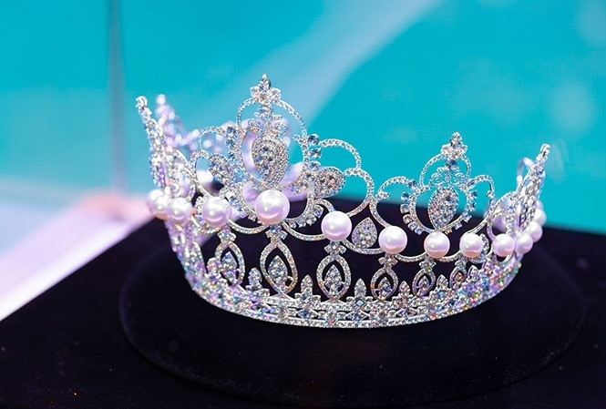 tiara unveiled for miss world vietnam 2019 pageant hinh 2