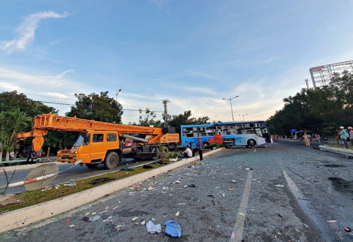 one killed and 40 injured following road traffic accident in khanh hoa hinh 1