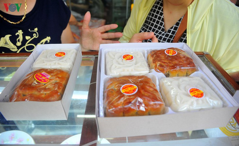 people queue for mooncakes as mid-autumn festival nears hinh 10