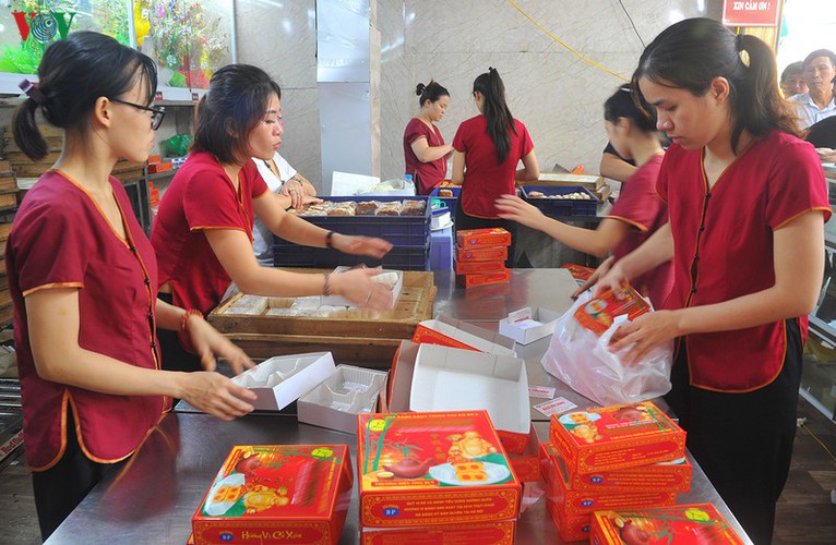 people queue for mooncakes as mid-autumn festival nears hinh 11