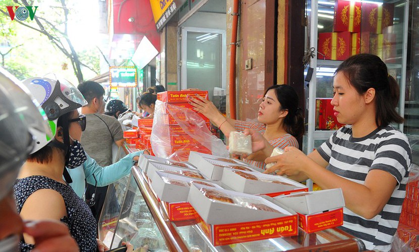 people queue for mooncakes as mid-autumn festival nears hinh 12