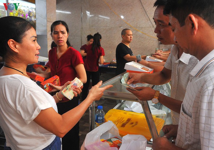 people queue for mooncakes as mid-autumn festival nears hinh 13