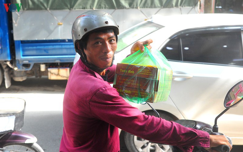 people queue for mooncakes as mid-autumn festival nears hinh 14