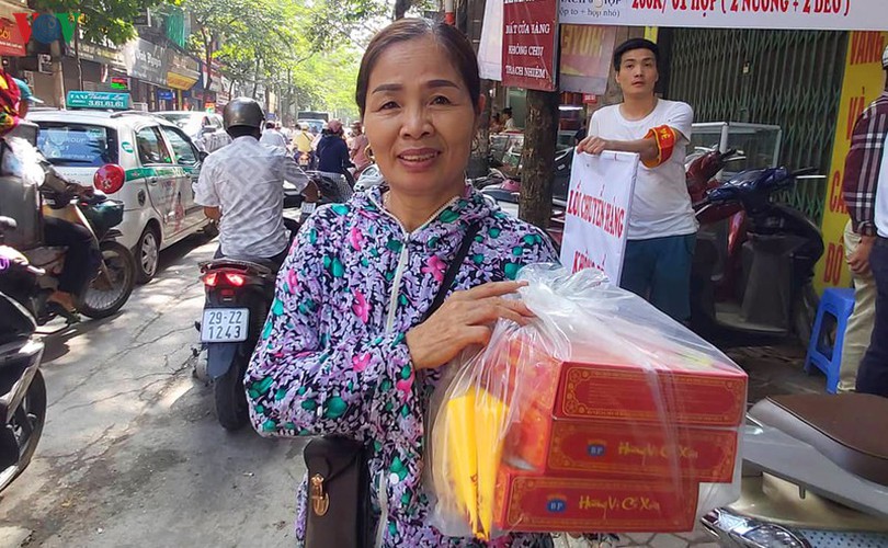 people queue for mooncakes as mid-autumn festival nears hinh 15