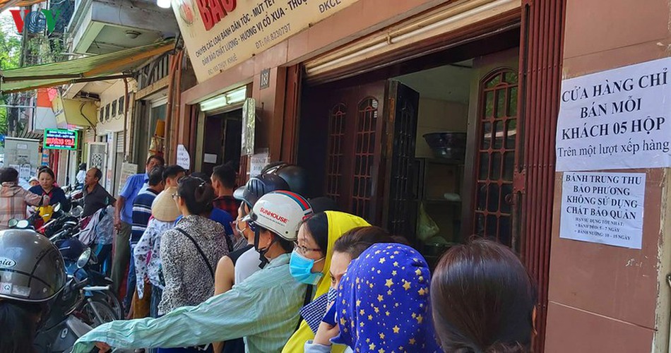 people queue for mooncakes as mid-autumn festival nears hinh 1