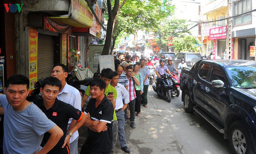 people queue for mooncakes as mid-autumn festival nears hinh 2