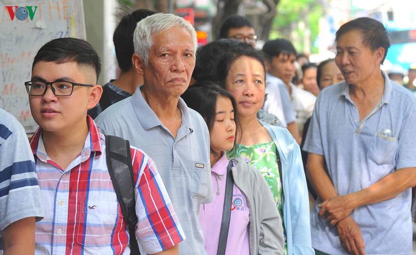 people queue for mooncakes as mid-autumn festival nears hinh 3