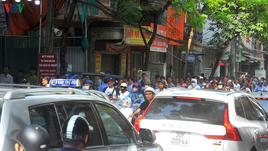 people queue for mooncakes as mid-autumn festival nears hinh 5