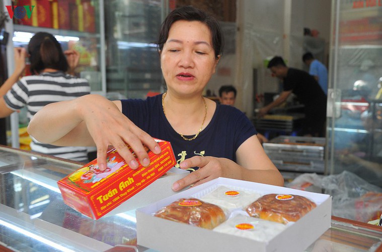 people queue for mooncakes as mid-autumn festival nears hinh 8