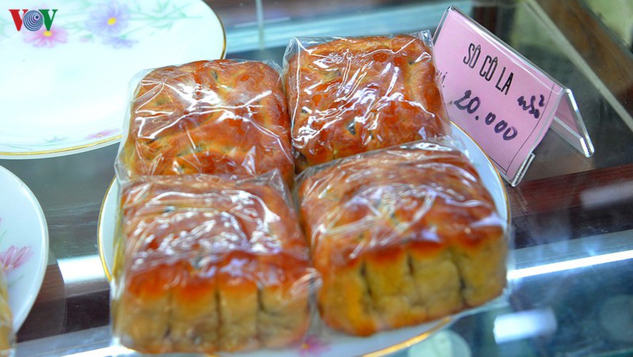 people queue for mooncakes as mid-autumn festival nears hinh 9