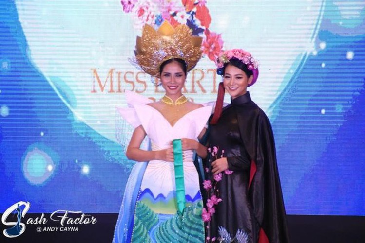 hoang hanh wins bronze in miss earth’s national costume contest hinh 1