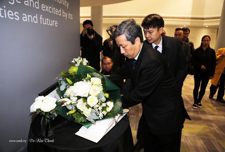 vietnamese ambassador lays flowers in essex to commemorate 39 victims hinh 1