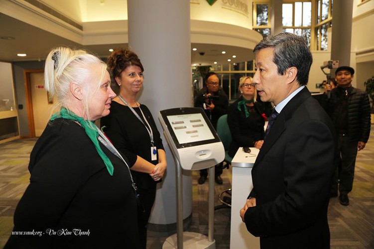 vietnamese ambassador lays flowers in essex to commemorate 39 victims hinh 5