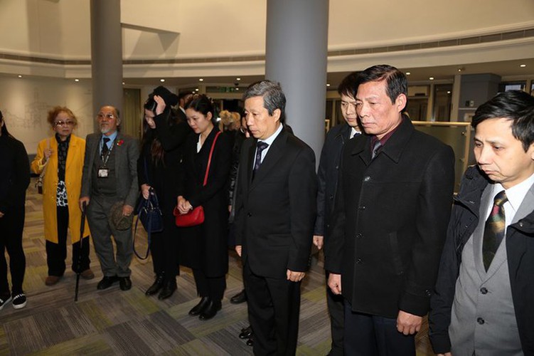 vietnamese ambassador lays flowers in essex to commemorate 39 victims hinh 6