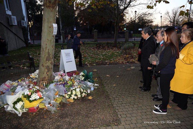vietnamese ambassador lays flowers in essex to commemorate 39 victims hinh 7