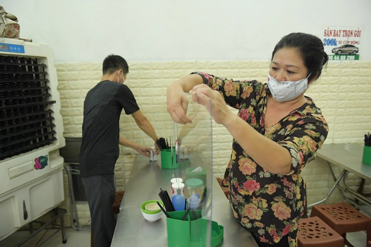 hanoi restaurants implement protective measures against covid-19 hinh 1