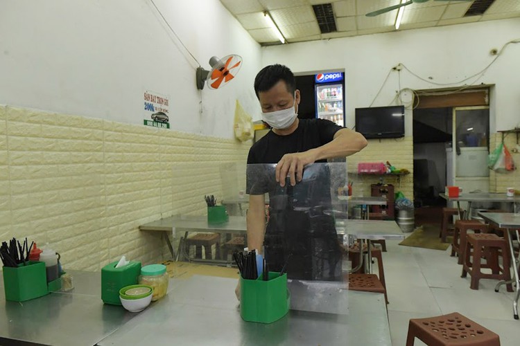 hanoi restaurants implement protective measures against covid-19 hinh 2
