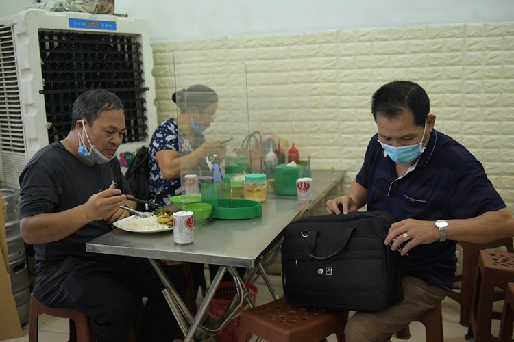 hanoi restaurants implement protective measures against covid-19 hinh 4