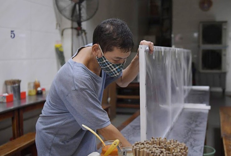 hanoi restaurants implement protective measures against covid-19 hinh 5
