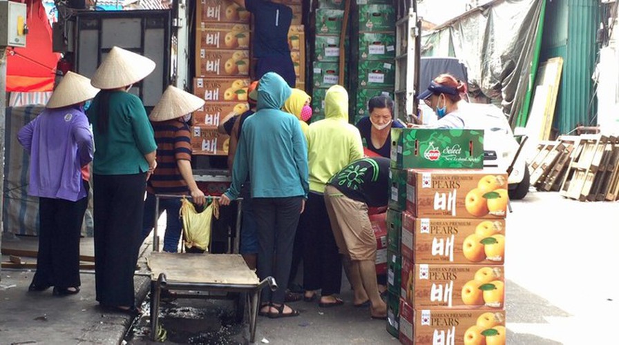 hanoi market porters struggle to survive covid-19 outbreak hinh 10