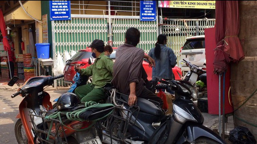 hanoi market porters struggle to survive covid-19 outbreak hinh 12