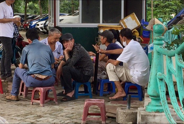 hanoi market porters struggle to survive covid-19 outbreak hinh 1