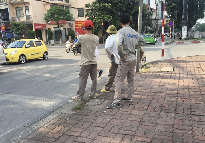 hanoi market porters struggle to survive covid-19 outbreak hinh 2