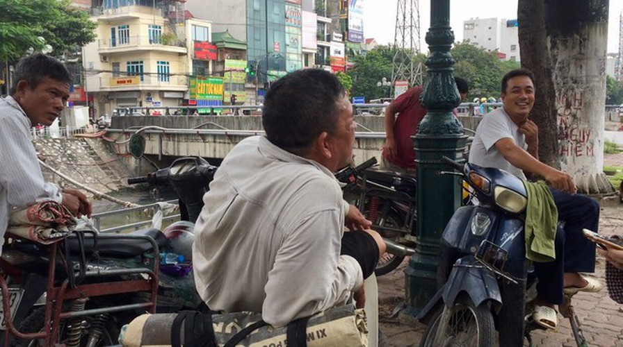 hanoi market porters struggle to survive covid-19 outbreak hinh 3