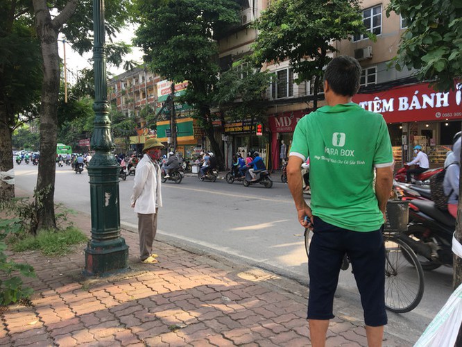 hanoi market porters struggle to survive covid-19 outbreak hinh 4