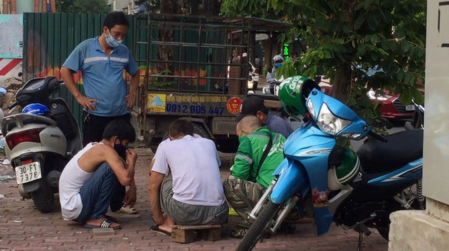 hanoi market porters struggle to survive covid-19 outbreak hinh 7