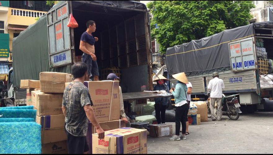 hanoi market porters struggle to survive covid-19 outbreak hinh 8