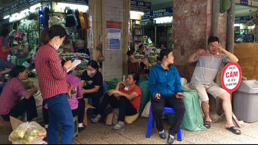 hanoi market porters struggle to survive covid-19 outbreak hinh 9