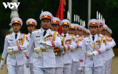 National flags flown at half-mast to mourn former Party leader Le Kha Phieu