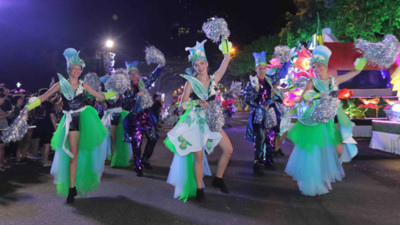 Street carnival whips up excitement among Da Nang crowds